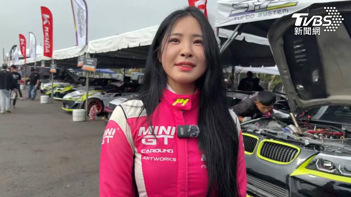 全場唯一的女性賽車手Miji kang身穿粉色賽車服,吸引了大量關注。(圖/TVBS)
