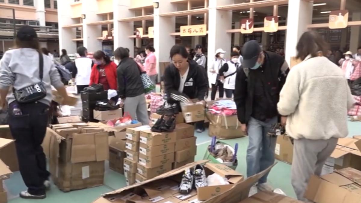 千名志工集結到庇護所,各界愛心湧入救災。(圖/RT)