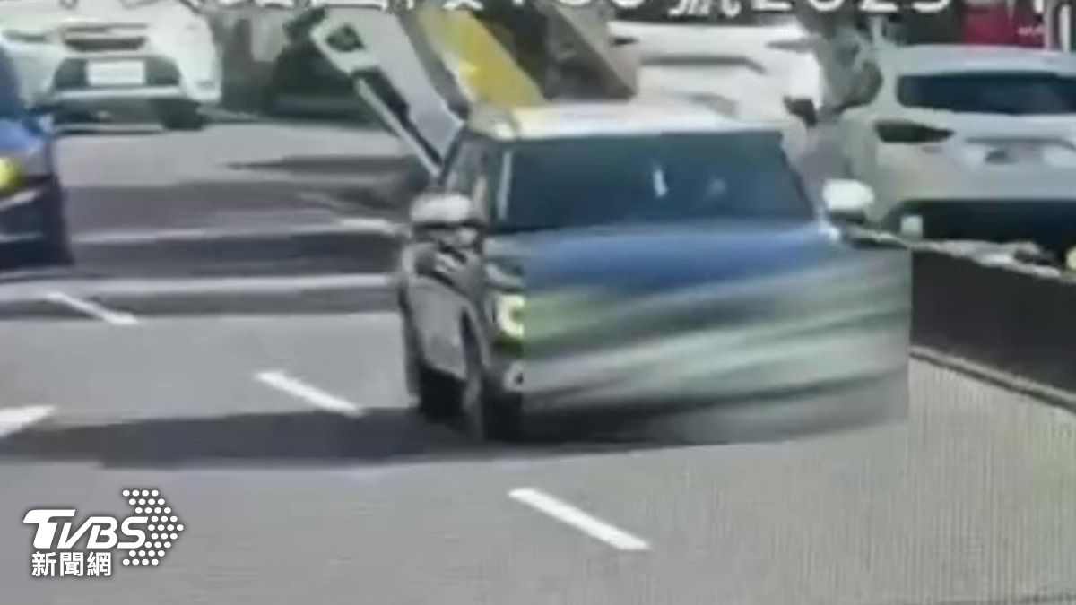 北市小黃又翻車 遭旁車碰撞失控撞分隔島成「立筊」