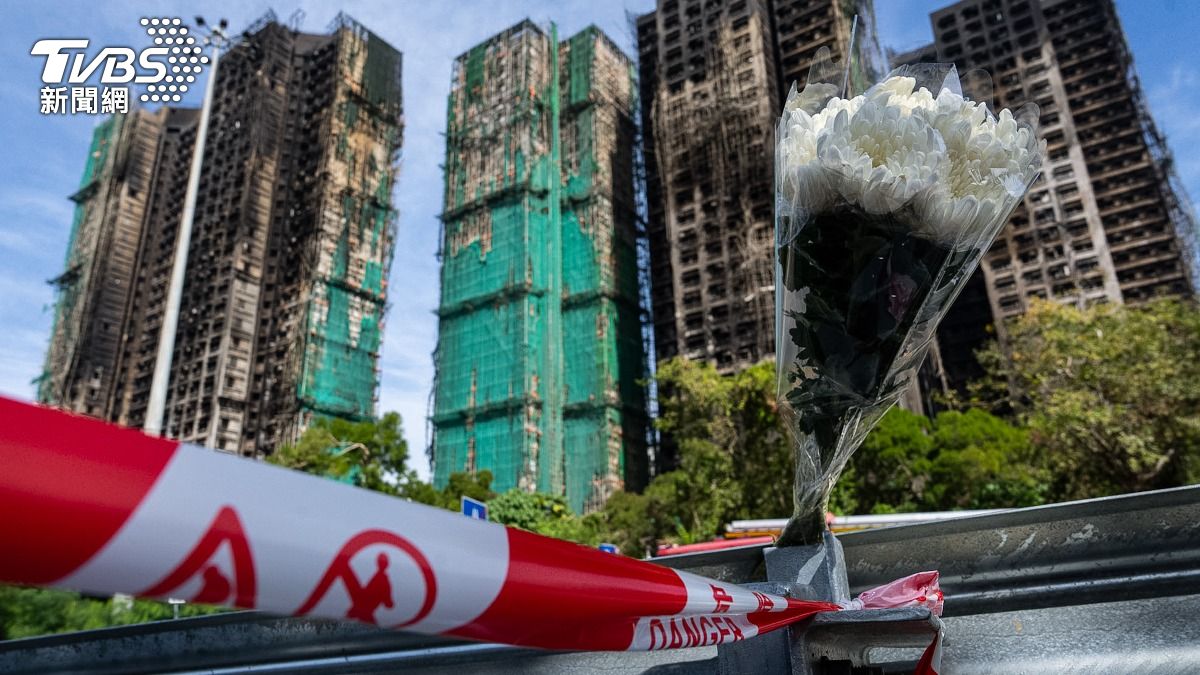 家屬來到宏福苑火場附近的會堂要辨認遺體。(圖/達志影像美聯社)