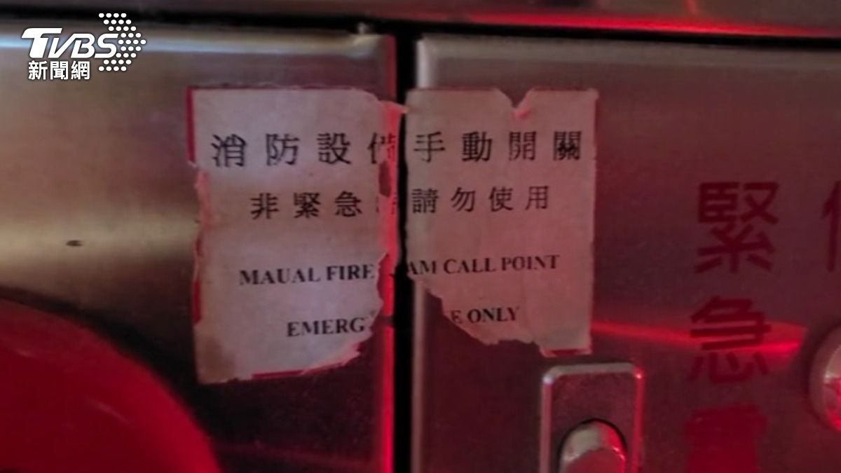 台北市常見消防違規，逃生出口標示未亮、滅火器錯置以及人為關閉警報系統。（圖／TVBS）