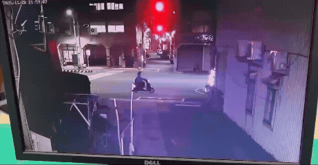 碰撞瞬間被監視器拍下。(圖/TVBS)