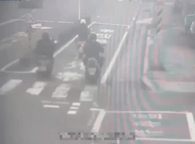 葉姓女騎士連人帶車撞擊電杆後停下。(圖/TVBS)