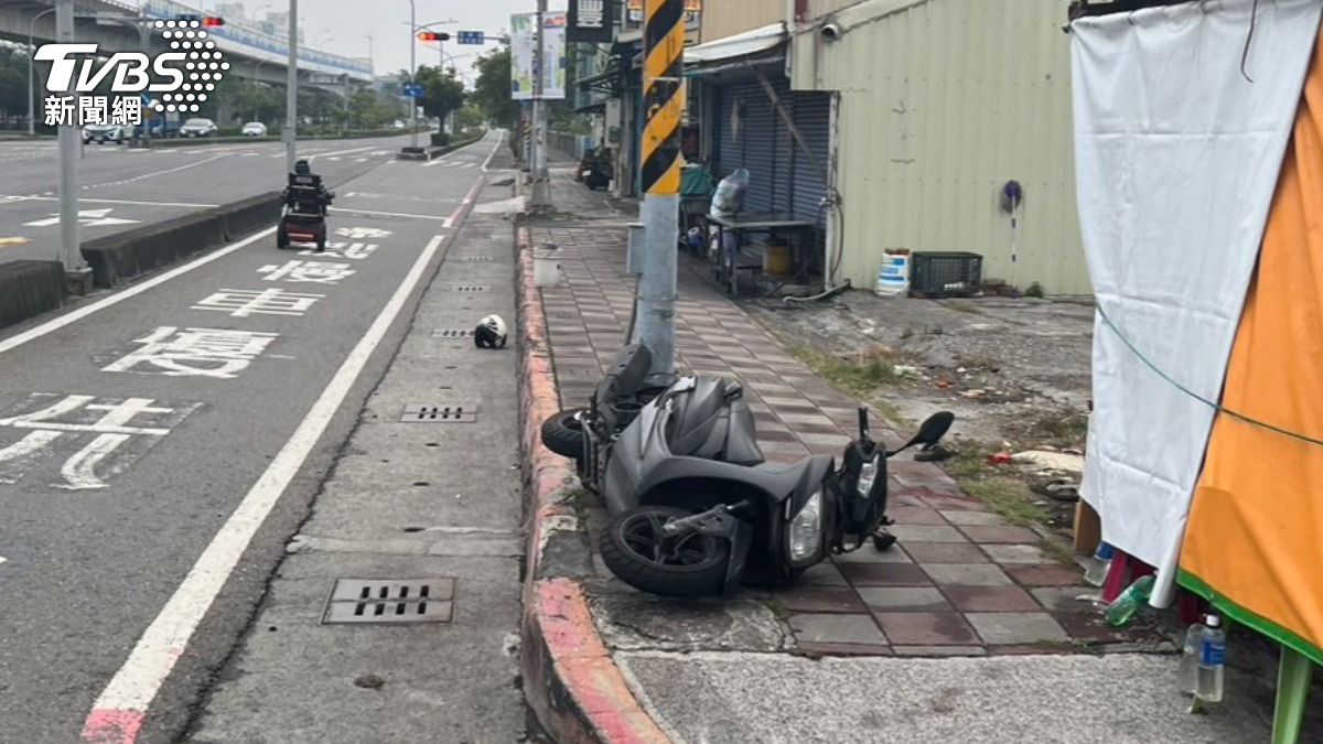 葉女人車重擊電杆,連安全帽都噴飛。(圖/TVBS)