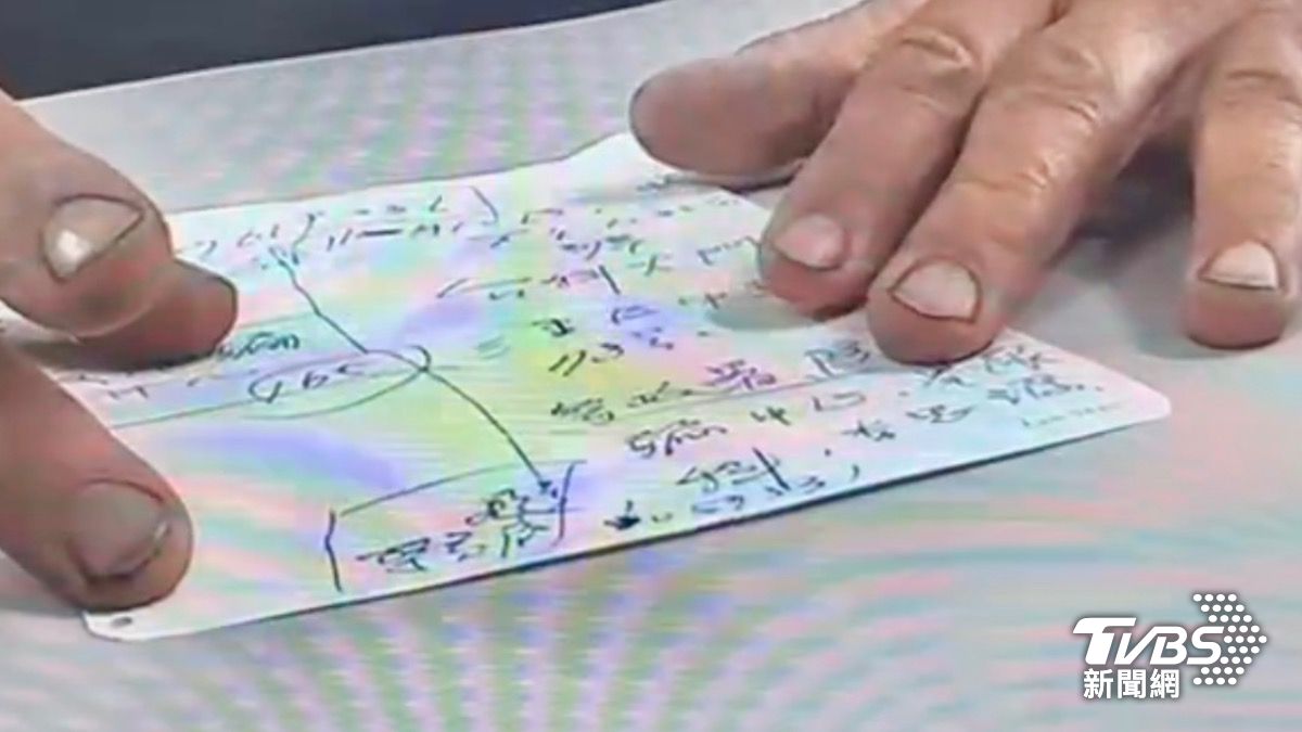 王男將自稱「165反詐騙中心」科員所說的內容,全記在小紙條上,焦急地向警方求證。(圖/TVBS)