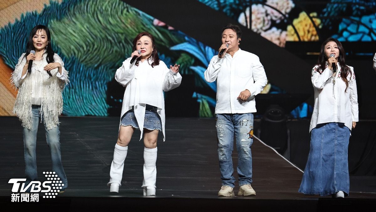 于台煙(左起)、鄭怡以及王中平、許景淳齊唱〈看我聽我〉。(圖/張哲鳴攝)