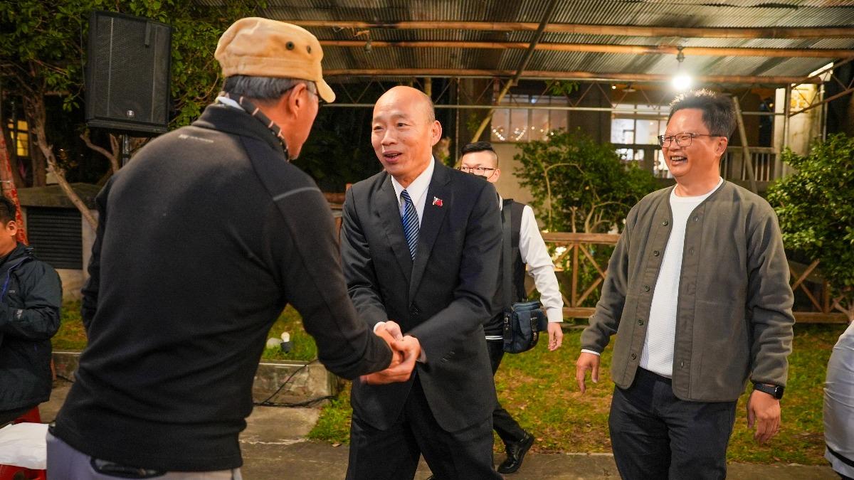 韓國瑜到三重空軍一村看舞台劇《一村喜事:康樂隊來了》。(圖/金星文創提供)