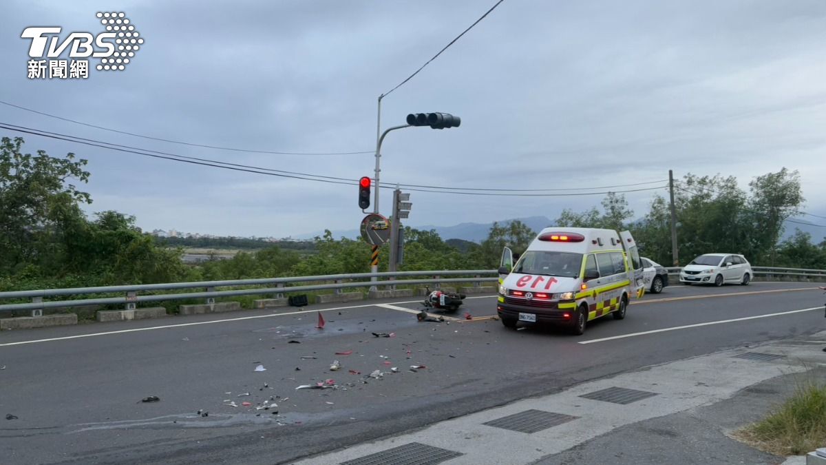 一名騎士不慎與貨車擦撞死亡。（圖／TVBS）