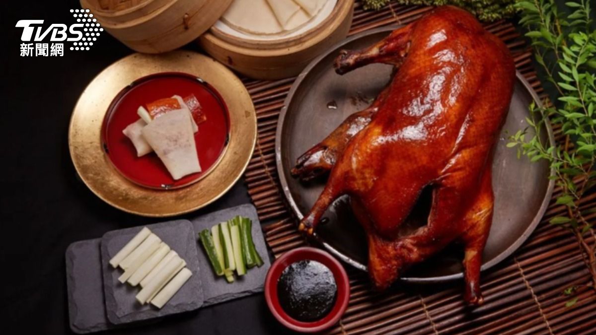 「掛爐烤鴨」是國賓飯店必點名菜之一。(圖/翻攝自國賓飯店官網)