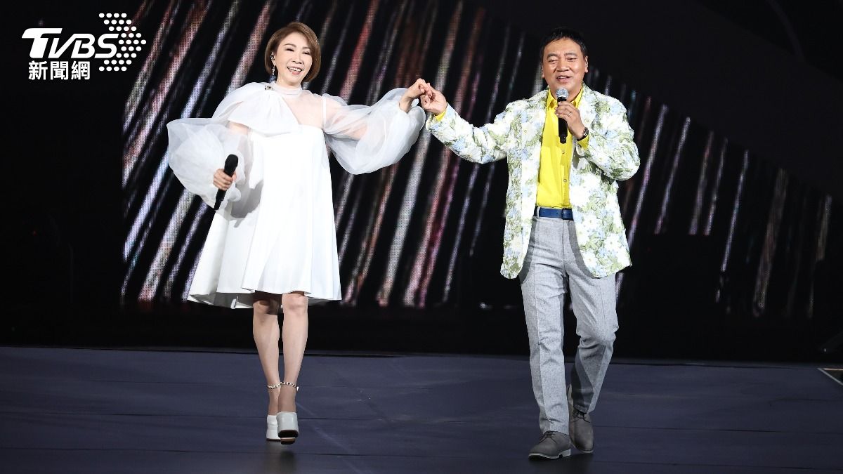 施孝榮突喊「唱到快發瘋」揭崩潰內幕 李翊君陪唱美背被看光