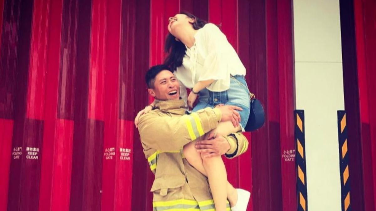 37歲的消防員何偉豪與交往10年的女友原訂下個月結婚,如今因為救火殉職從此天人永隔。(圖/翻攝IG @carter1211)