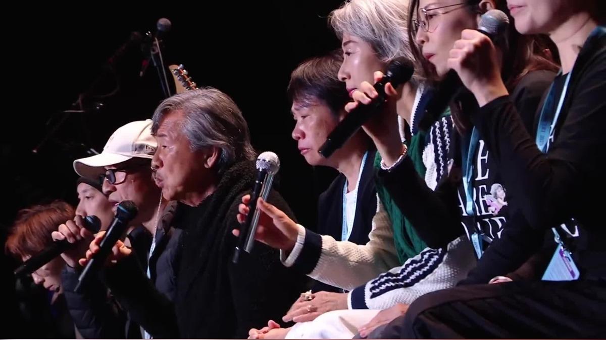林子祥、葉蒨文為香港祈福。(圖/翻攝自林子祥葉蒨文白頭到老演唱會)
