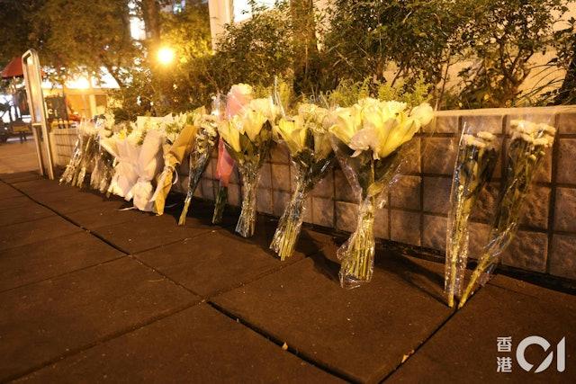 有許多香港市民放置鮮花悼念。(圖/香港01)