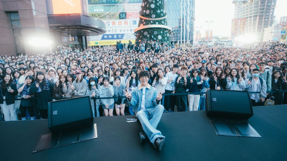 盧廣仲簽唱會湧入逾2500位粉絲。(圖/添翼創越工作室提供)