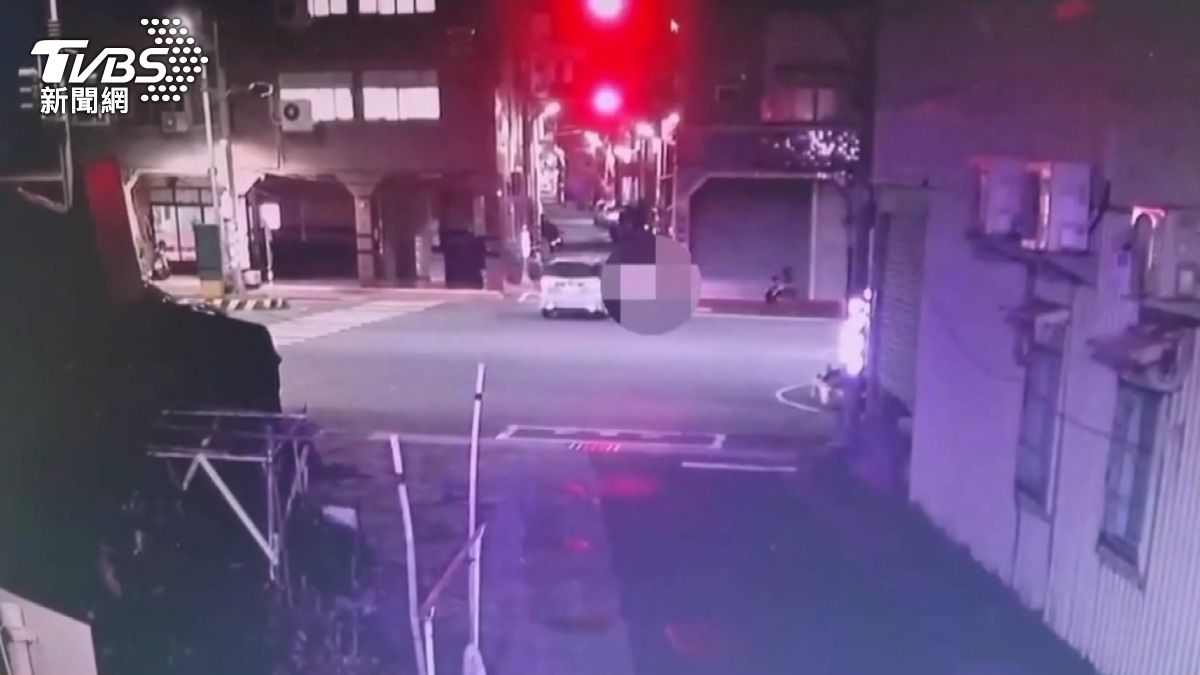 21歲海巡士兵收假遇劫,與白色休旅車發生碰撞,整個人彈飛,重傷身亡。(圖/TVBS)