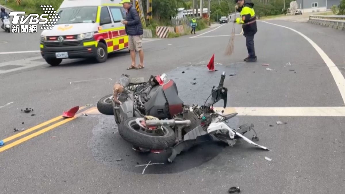台東空軍志航基地許姓士官休假返家遭撞亡,貨車司機左轉發生碰撞,機車車頭支離破碎。(圖/TVBS)