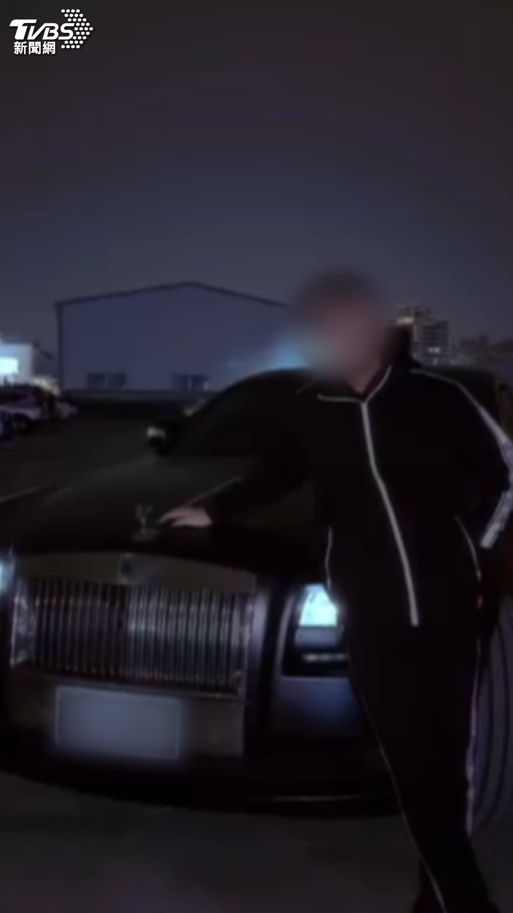 吳姓網紅愛炫富,不時和名車勞斯萊斯拍照,如果他詐騙集團的身分曝光,名車也被查扣。(圖/TVBS)
