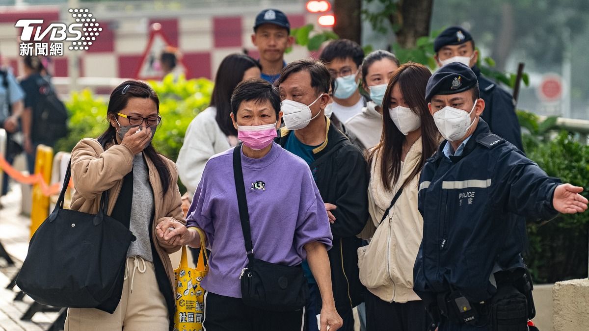 香港宏福苑火災釀重大傷亡,家屬前往查看死者照片,辨認至今失聯的家人。(圖/達志影像美聯社)