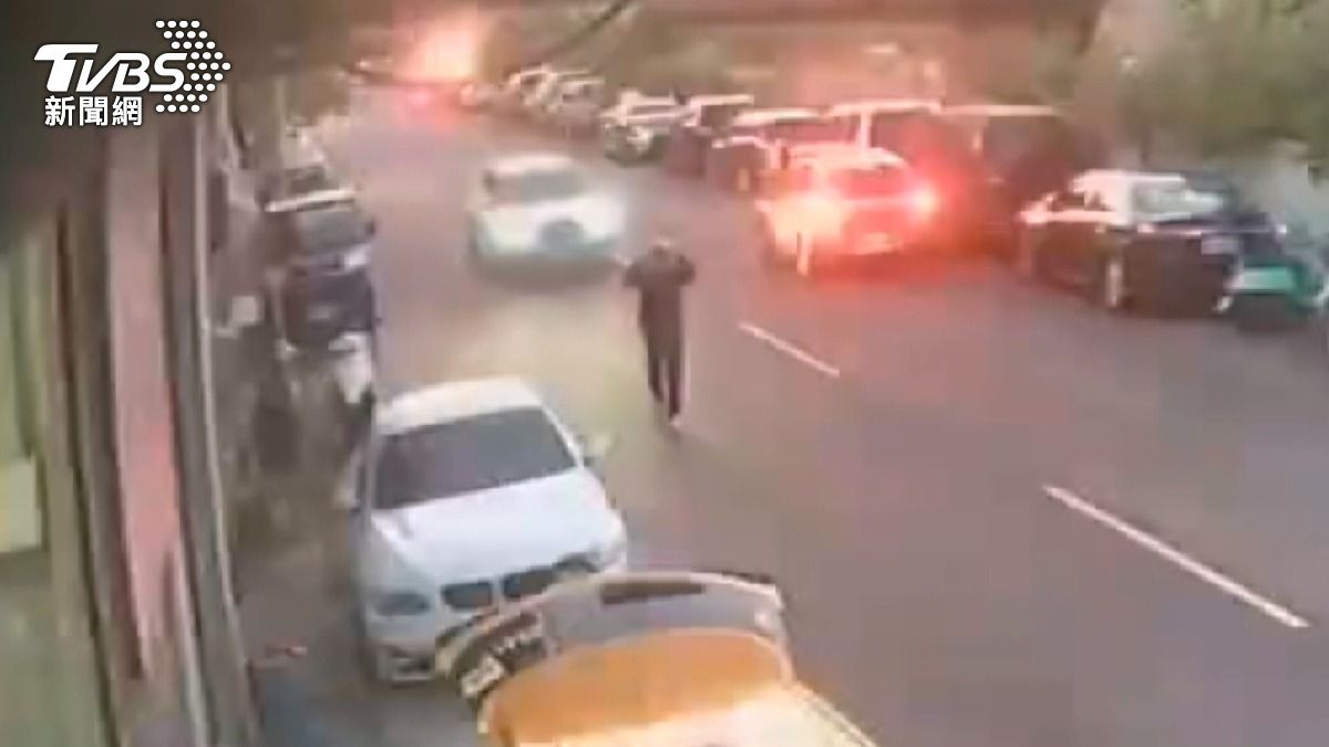 獨/開進口車撞車想修免錢?車行「懸賞一萬」盼找修霸王車男。(圖/TVBS)