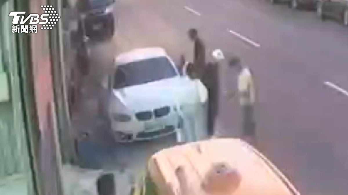獨/修霸王車!BMW男拿鑰匙落跑 欠12萬修車費。(圖/TVBS)