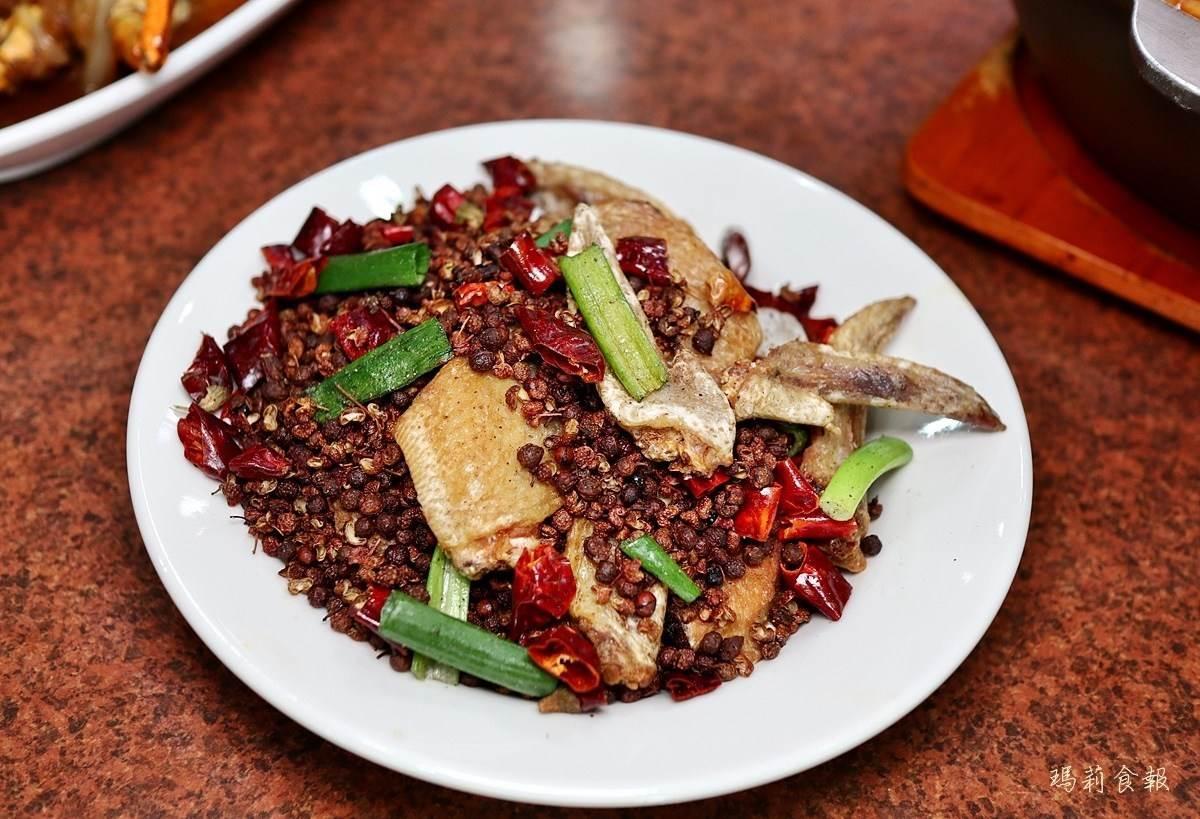 加入宮保辣椒與花椒粒乾炒。（圖／瑪莉食報提供）
