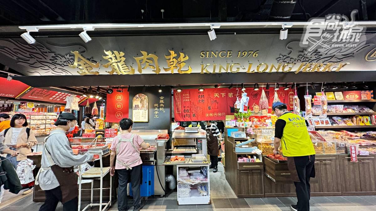 「金龍肉乾創始店」僅此一家,黑底金字的招牌就是本店,是許多老台北人最愛的伴手禮店。(圖/食尚玩家)