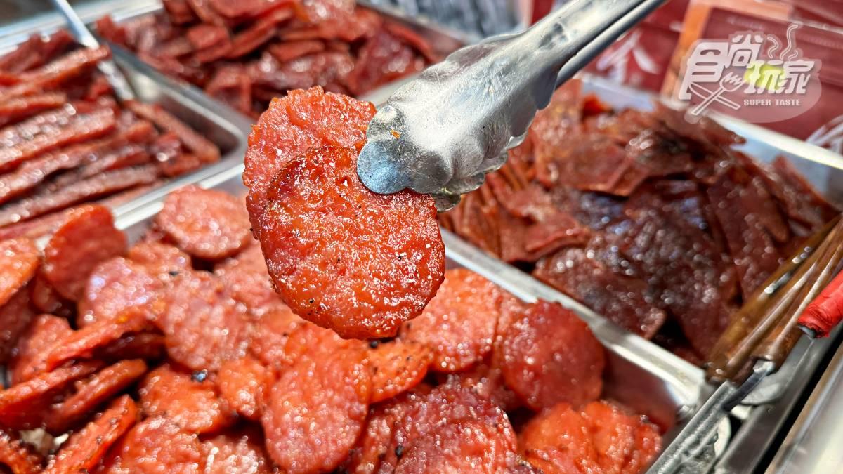 「蒜味金錢豬肉乾」是店家限定款,當日烘烤過的肉乾口感軟嫩,蒜香也相當入味。(圖/食尚玩家)