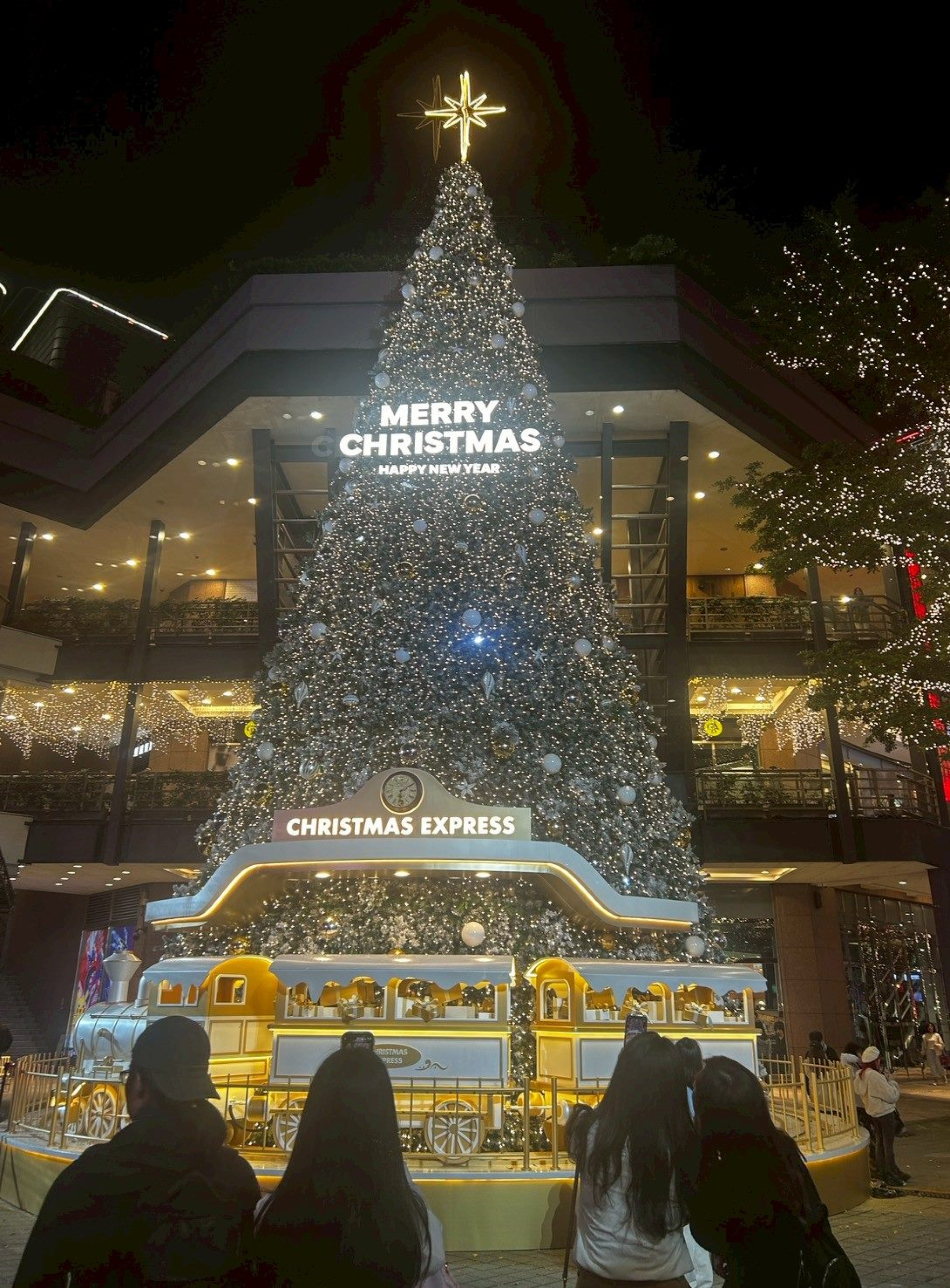▲新光三越傳遞幸福之樹Christmas Express。(圖片來源:臺北市商業處提供)