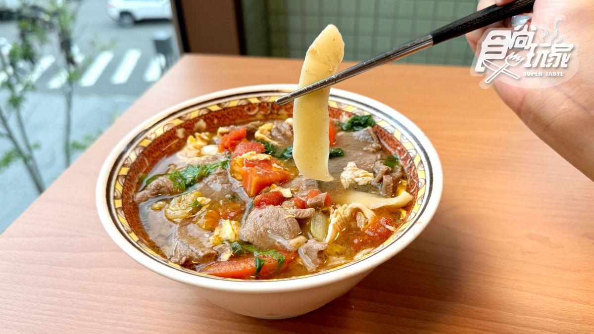 招牌必點「蕃茄煮牛肉麵」,現削手工麵條Q彈有勁,整碗分量也相當澎派。(圖/食尚玩家)
