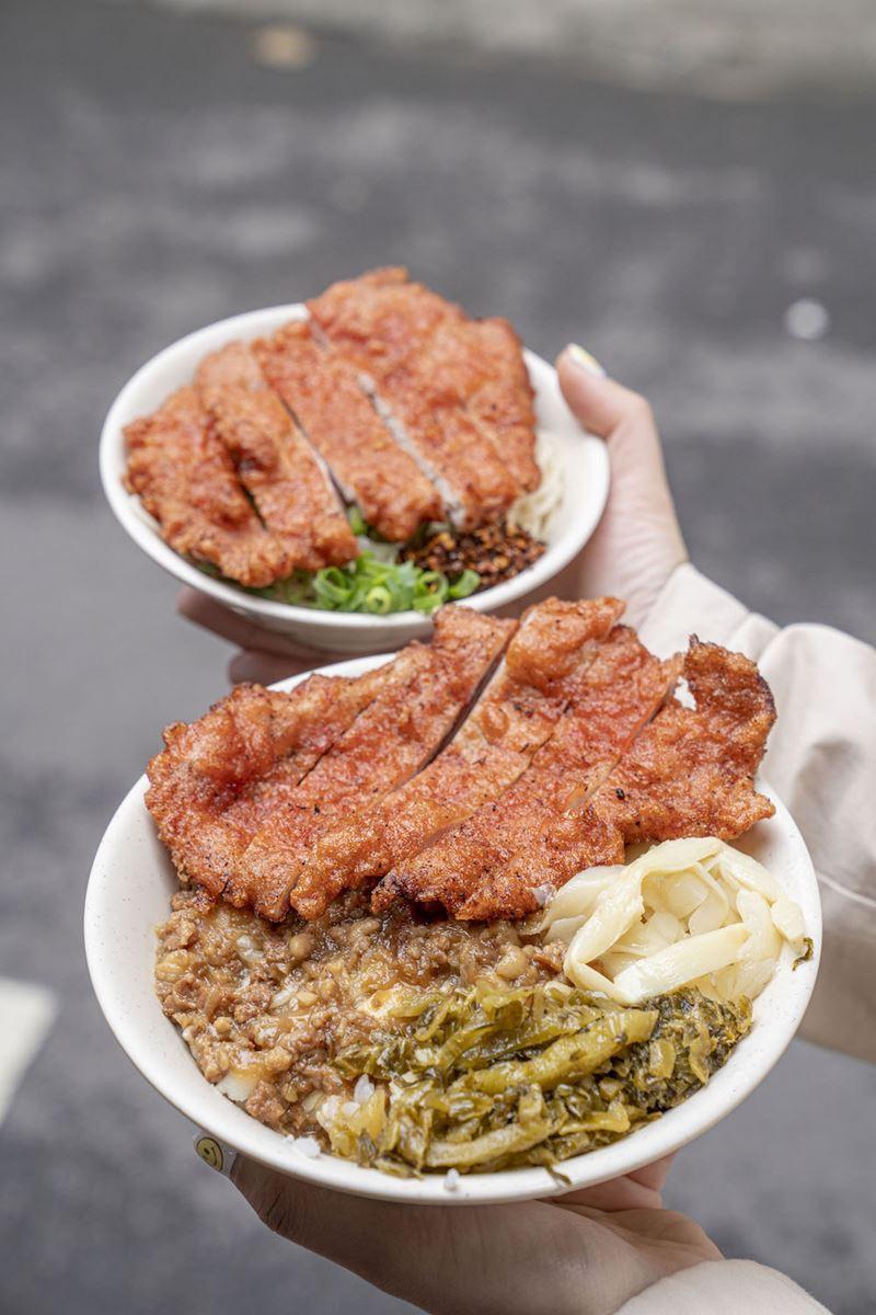 「炸紅糟排骨飯」(一上桌香氣四溢,排骨外皮酥酥脆脆的不油膩。(圖/算命的說我很愛吃提供)