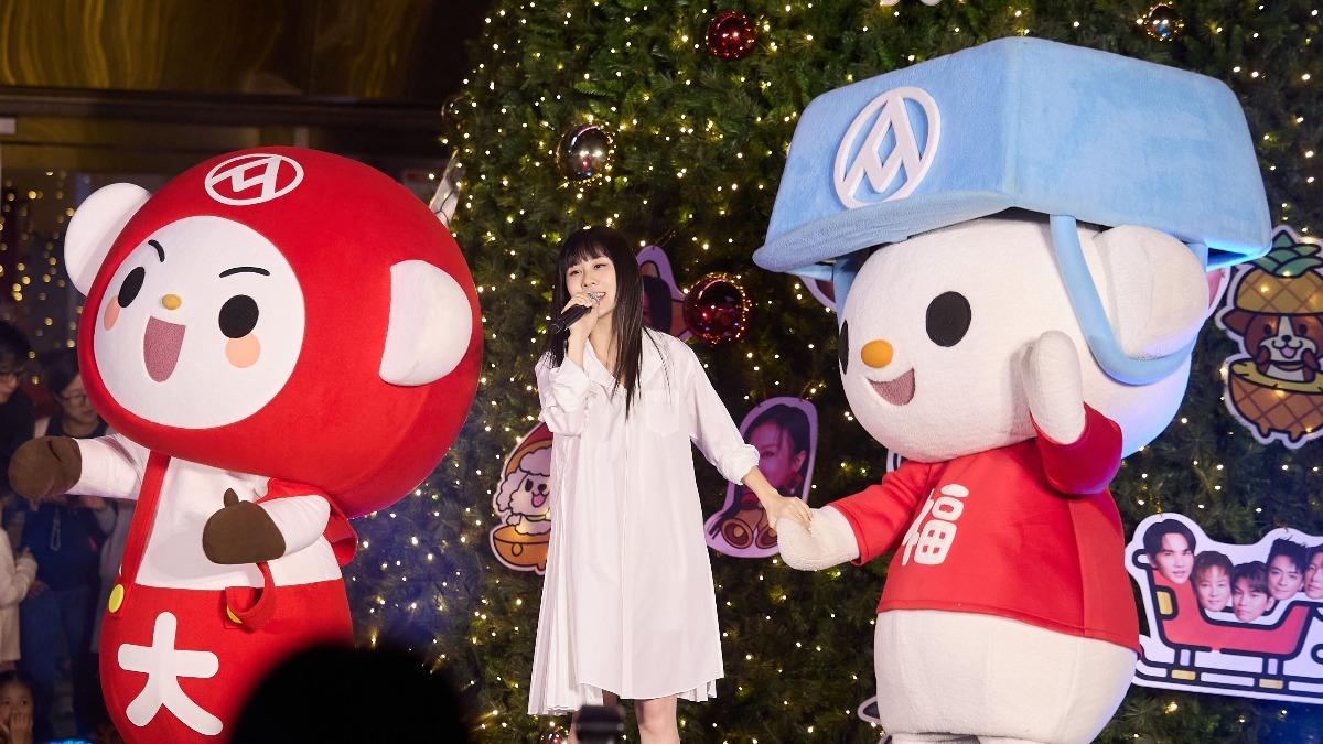 白安帶著福利熊、大全熊一起演出。(圖/相信音樂提供)