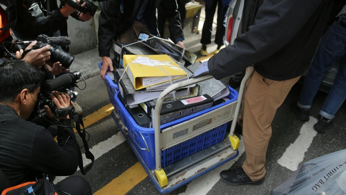警方在位於新蒲崗的辦公室扣走大量文件。(圖/香港01)