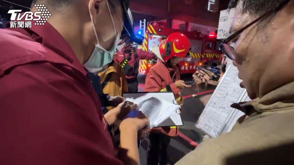 房間就是起火點的住戶,懷疑是正在充電的「行動電源」起火。(圖/TVBS)