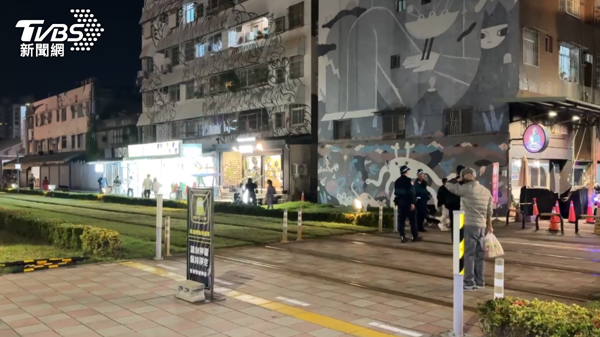 正好在熱鬧的駁二特區,遊客發現火警急忙通報,119湧入大量報案電話。(圖/TVBS)
