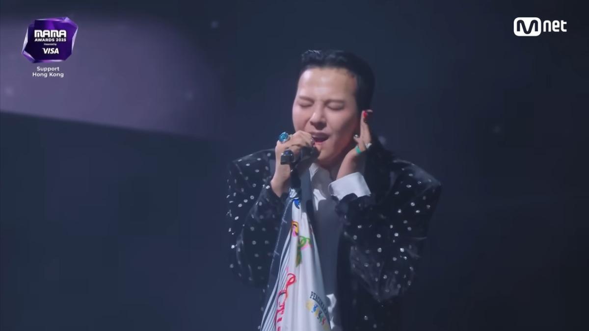 GD在演唱時就不斷調整耳麥。（圖／翻攝自Mnet YT）