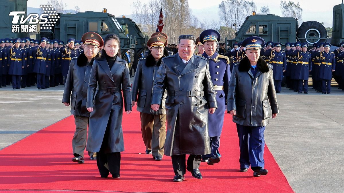 金主愛和金正恩都穿黑色皮大衣亮相。（圖／達志影像路透社）