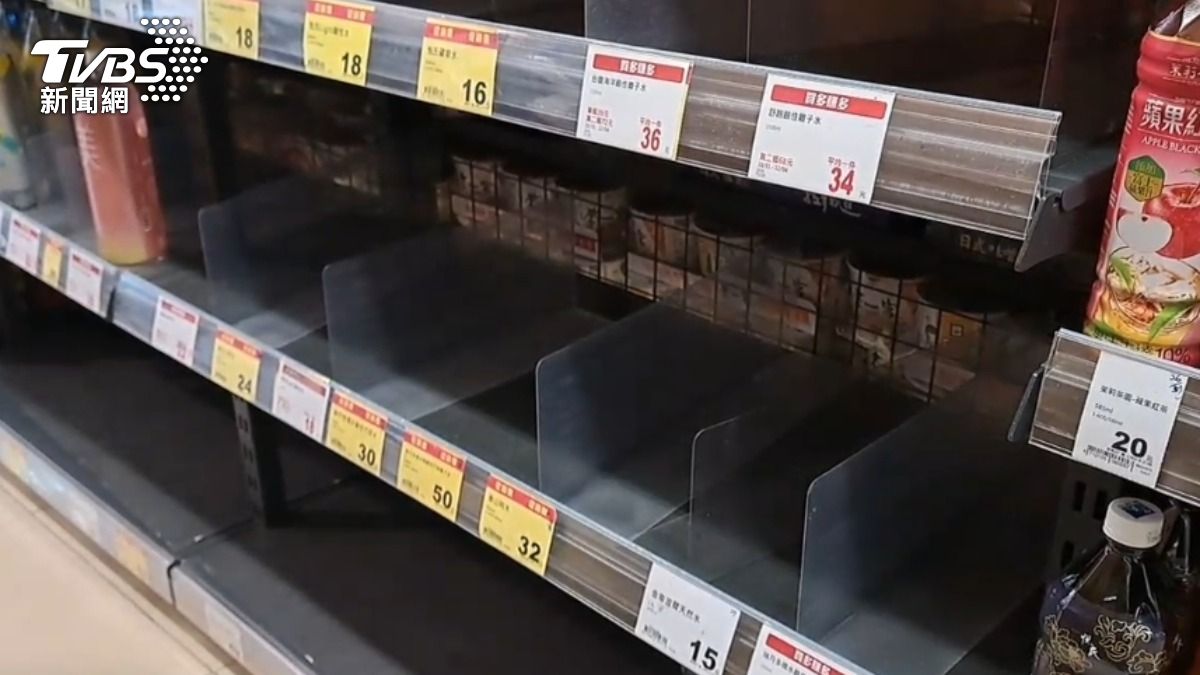 賣場的瓶裝水被民眾搶購一空。(圖/TVBS)