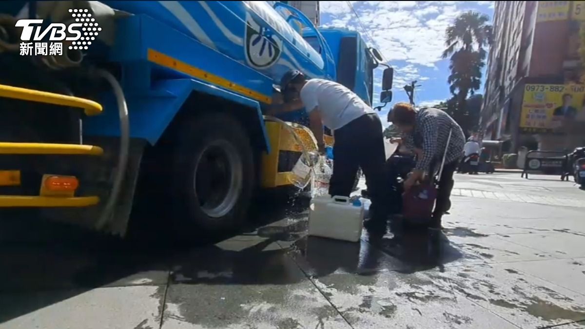目前有派遣水車供民眾裝水。(圖/TVBS)