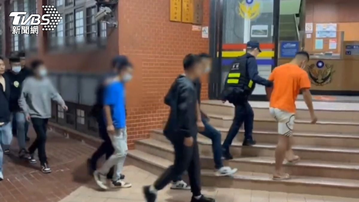 城隍廟一間小吃攤發生砍人案,八名犯嫌全遭逮捕。(圖/TVBS)
