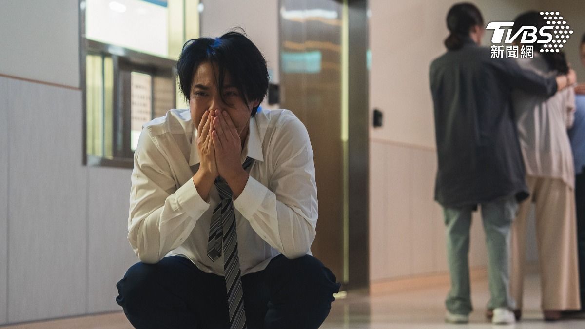 連晨翔在劇中擔心陳孝萱的病情,崩潰大哭。(圖/TVBS)