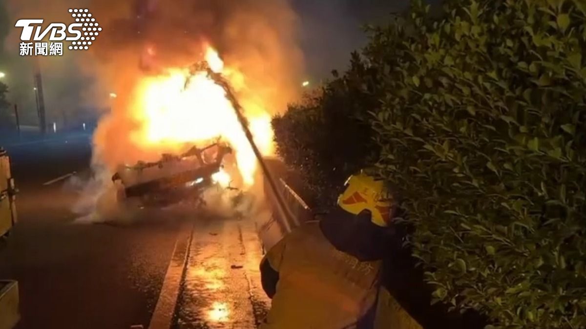 7旬男凌晨「騎上國道」,逆撞汽車噴飛亡,2車陷入火海。(圖/TVBS)