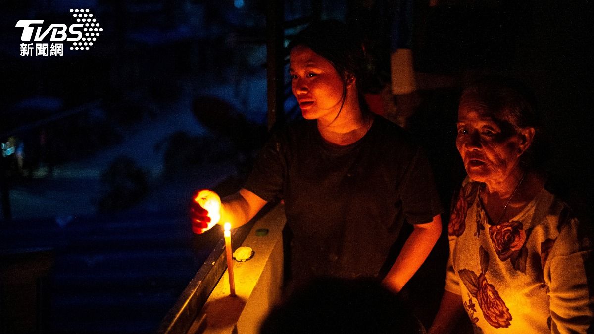 泰國南部住戶安蓬與家人，在洪水中爬上家具，苦撐48小時獲救。(圖／達志影像路透社)