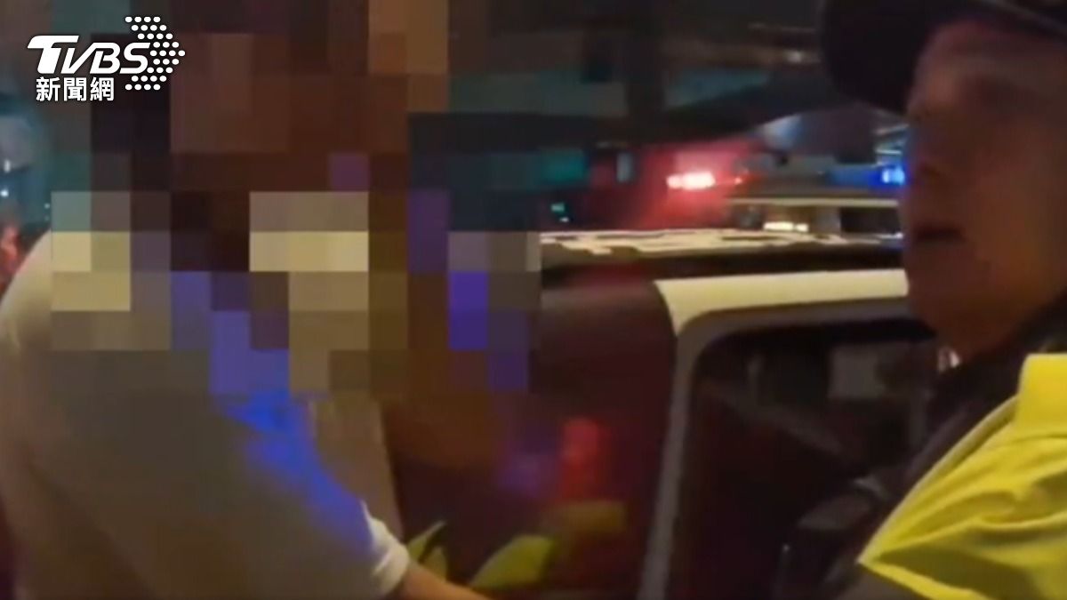 信義夜店爆發糾紛,警到場是紐西蘭籍男子,與人爆發肢體衝突。(圖/TVBS)