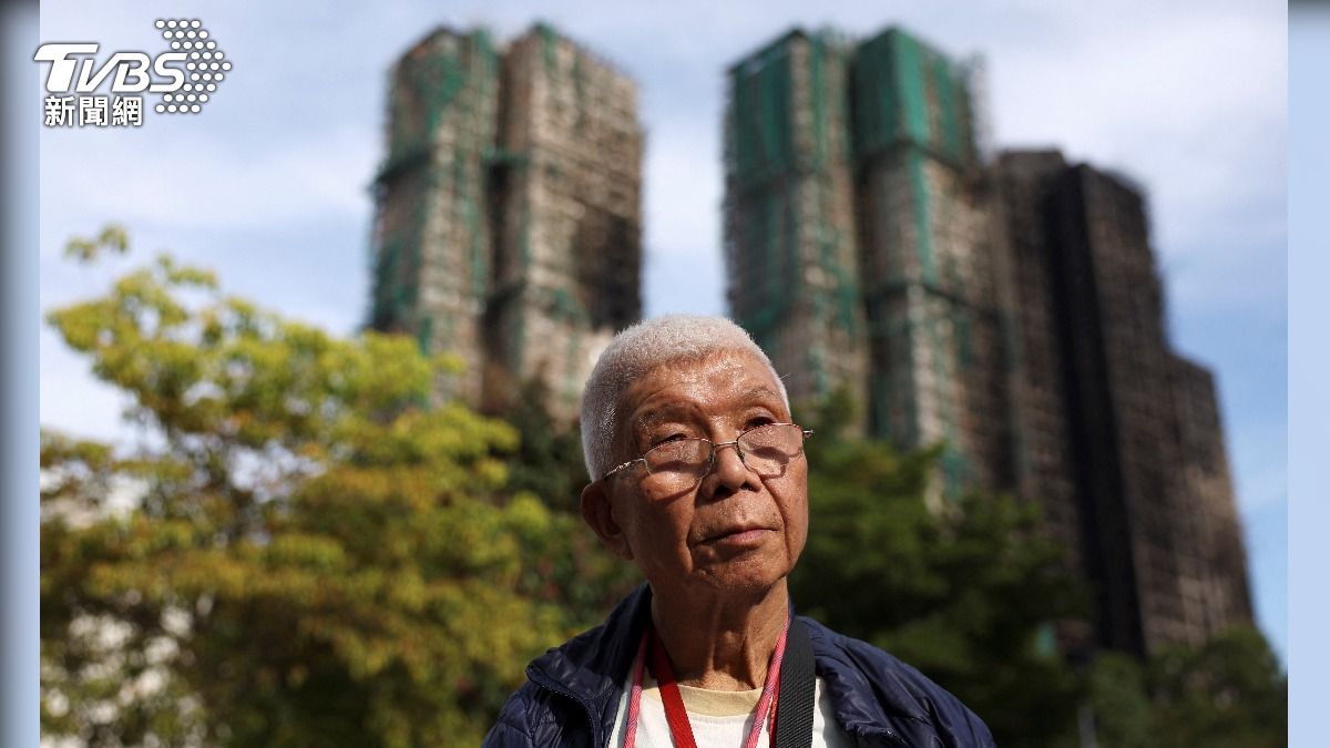香港宏福苑73歲住戶,在物資站等待失聯兒子消息。(圖/達志影像路透社)