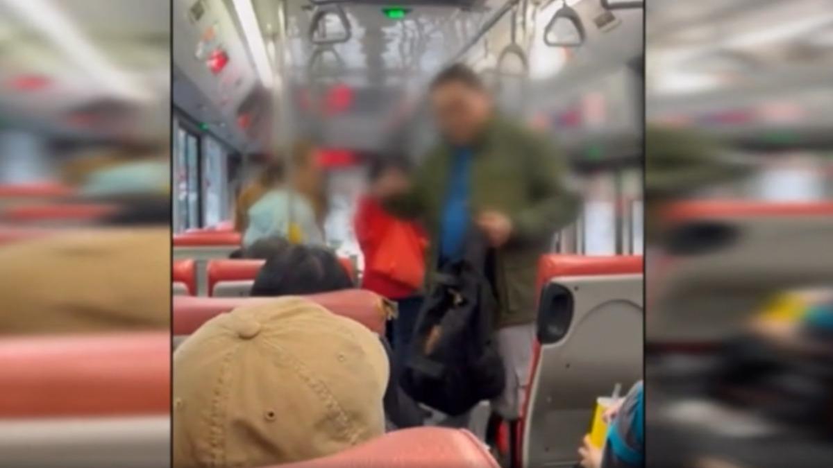 綠色外套男子，在公車上騷擾乘客，鬼吼鬼叫，身分竟然是通緝犯。（圖／民眾提供）