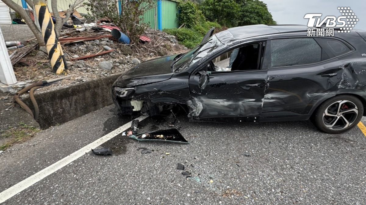 花蓮台11線離奇車禍,英籍男車衝水溝爆胎。(圖/TVBS)