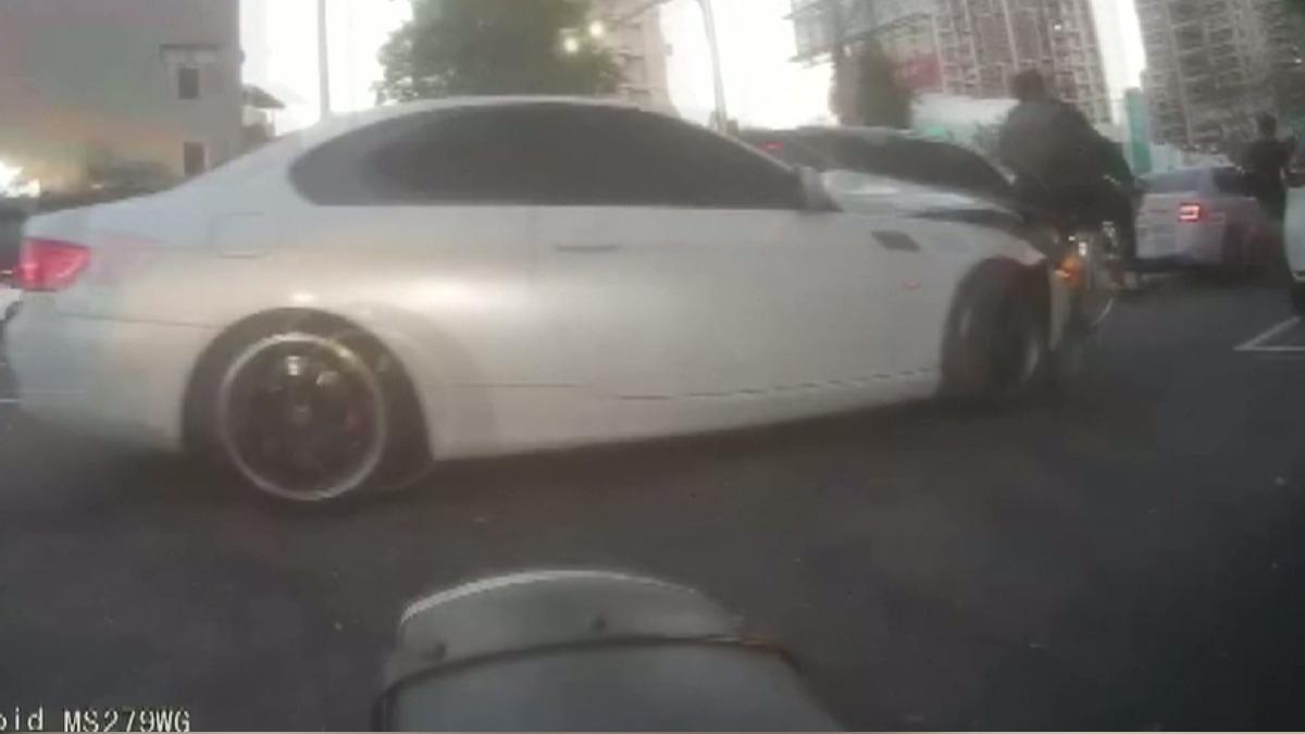 倒楣從後面連環撞！24歲男下班騎UBike突遭進口車撞飛。(圖／threads _haohao0910)