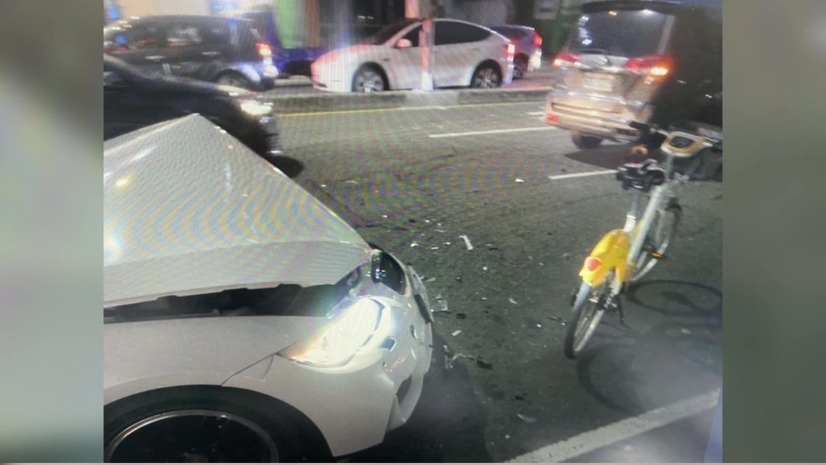 台中男撞廂型車　Ubike騎士遭撞飛。(圖／threads _haohao0910)