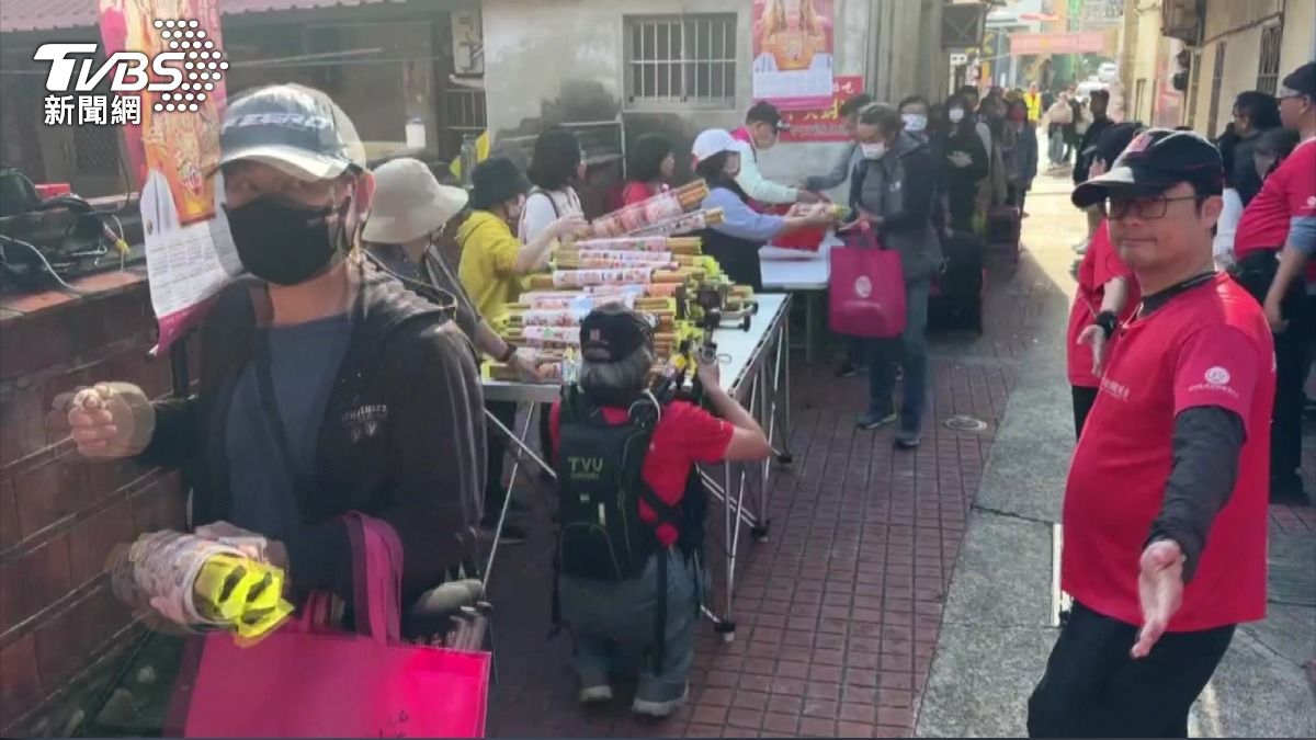 白沙屯媽祖掛曆免費送　千人排隊搶領。(圖／TVBS)