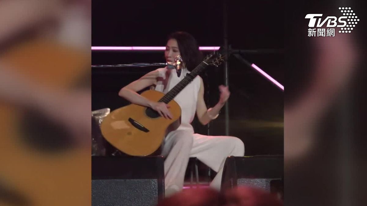 戴佩妮在「簡單生活節」開唱遭擋音板砸到。(圖/@guan_wu32授權)
